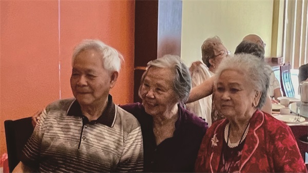 银发在夕阳的金晖里闪亮 记华美老协夕阳红社别开生面的生日欢宴